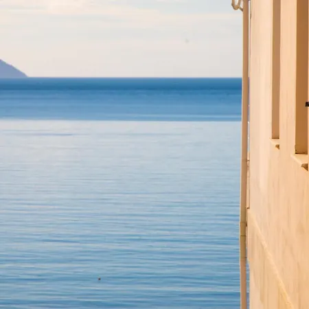 2 Bedroom On The Lungomare Vlorë